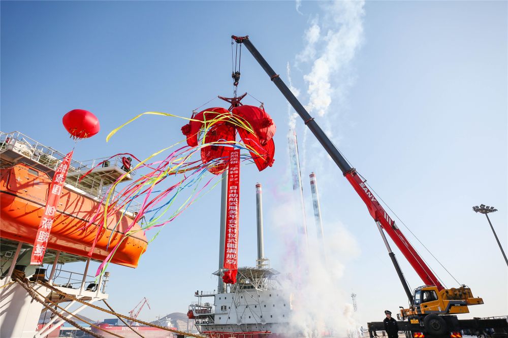 渤船重工建造的華科1號、2號自升助航式作業(yè)平臺命名交工