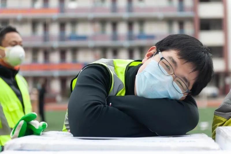 志愿者賈威：“累了，趴下歇會(huì)兒”